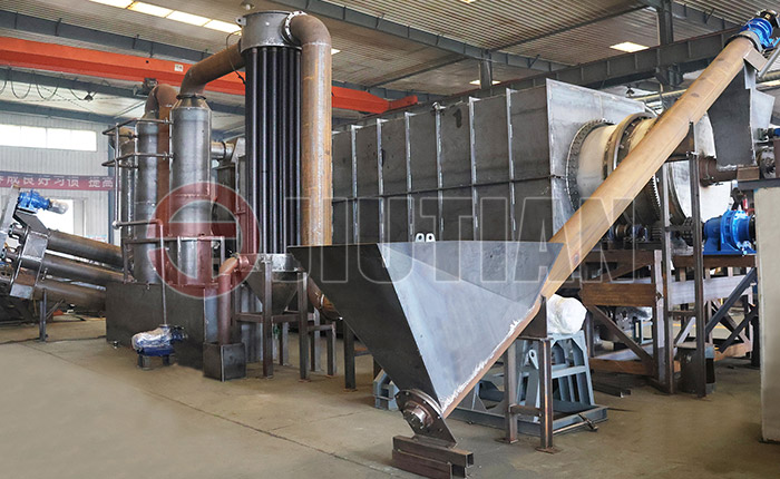 What is the appropriate moisture content of the raw material when carbonizing wood?